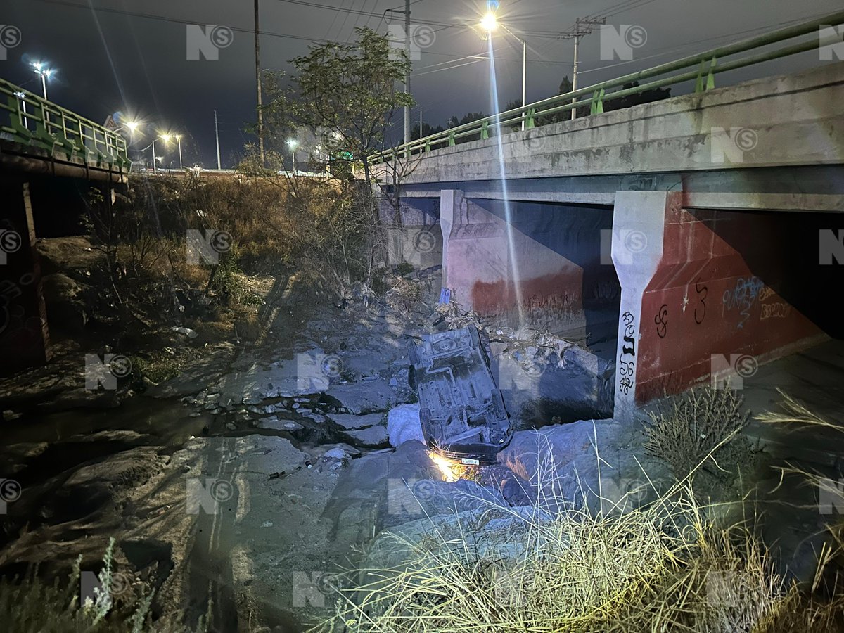 nSaltillo's tweet photo. Un joven, que presuntamente manejaba bajo los influjos del alcohol, salió ileso luego de que su camioneta cayera al fondo de un arroyo, de aproximadamente diez metros de profundidad, en la colonia Nuevo Centro Metropolitano. El hecho ocurrió cuando el conductor perdió el control al circular por la calle 2 de Abril y terminó volcado en el cruce con Humberto Castilla.

Automovilistas alertaron a las autoridades a través del 911 y de los grupos de seguridad de WhatsApp, por lo que elementos de Tránsito acudieron al sitio y localizaron al joven fuera del vehículo, sin lesiones aparentes, por lo que no fue necesaria la intervención de paramédicos. El conductor fue arrestado para ser llevado a dictaminar.

Tras varias maniobras, personal de grúas logró rescatar la unidad, que fue trasladada a un corralón, donde permanecerá hasta que se paguen las multas correspondientes. #Saltillo