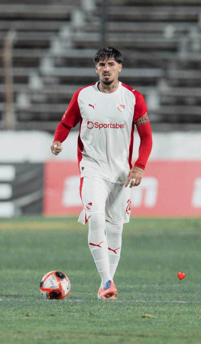 gasticai30's tweet photo. Kevin Lomonaco usando por primera vez la cinta de capitán. 
🪄👏🏻 https://t.co/GH3rx4ohZh