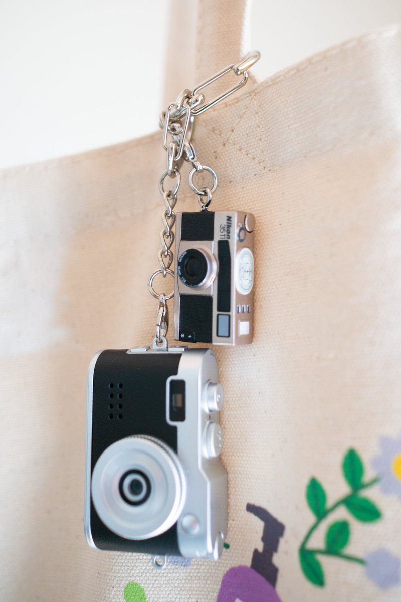 mitu0715's tweet image. 普段使っているカバンにつけた。実際に撮影できるカメラと、撮影できないカメラ。
#Nikon35Ti