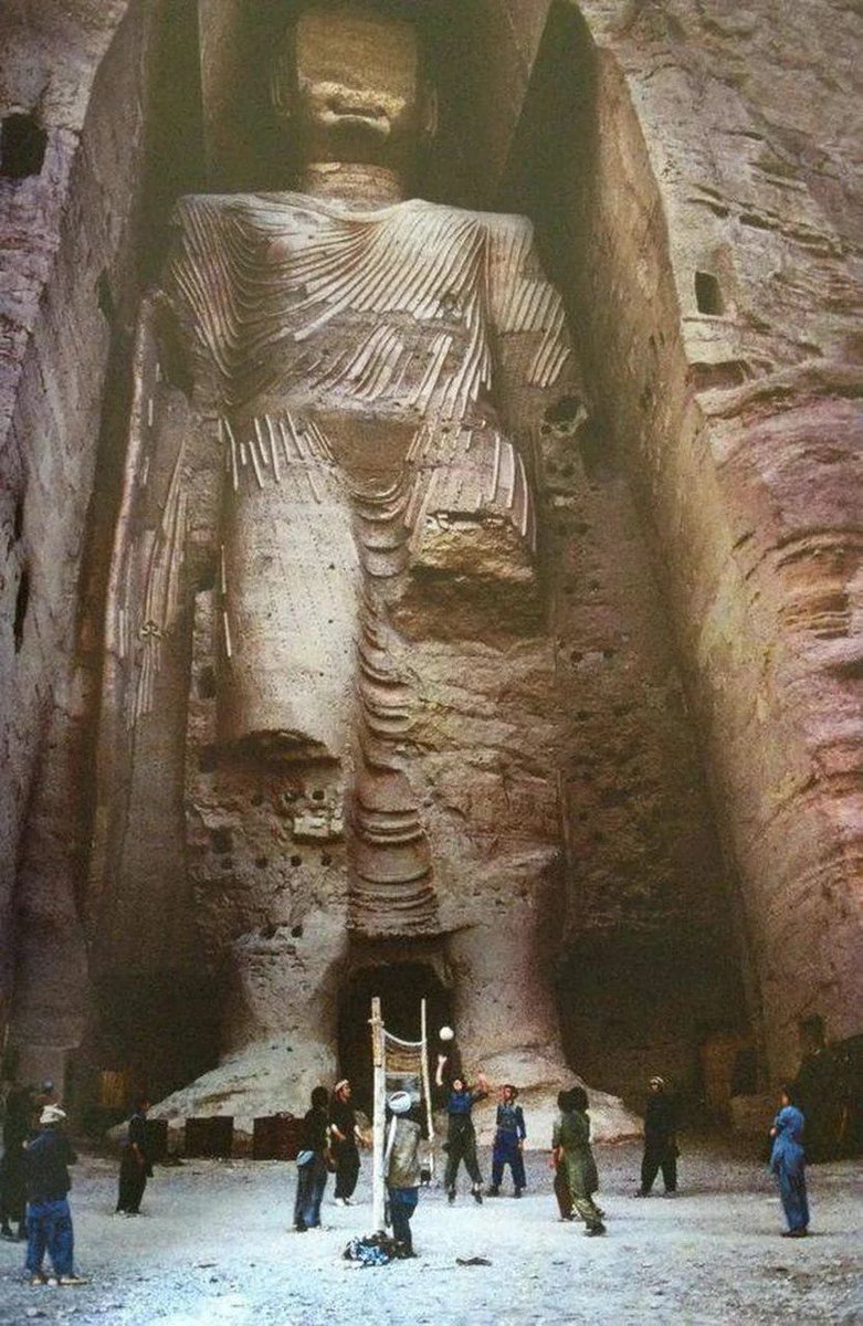 fasc1nate's tweet image. A 1992 photo of a Buddha statue in Afghanistan before its destruction by the Taliban in 2001.  

Eerie historical photos: bit.ly/3MhKiB3