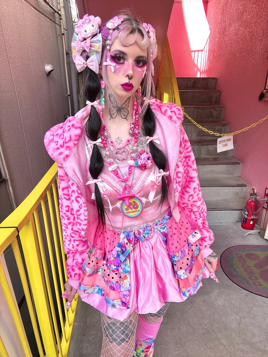 Hi everyone! 💜 It's Silvi 🦄 today I'm waiting in pink 🎀💖 with