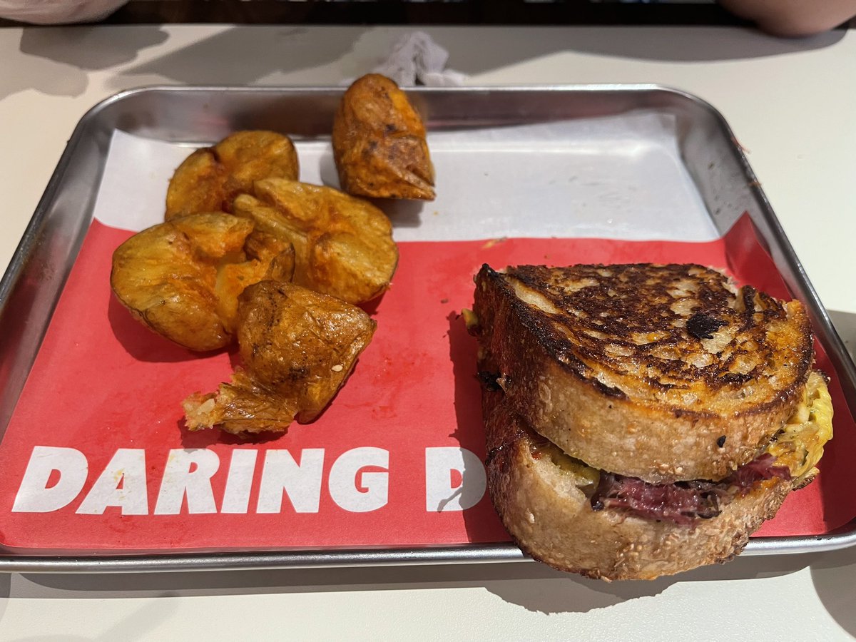 Lebih enak sandwichnya dibanding burgernya. Well…..