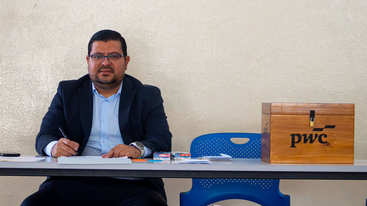 El panel de votantes, conformado por 31 periodistas y cuatro dirigentes deportivos, entrega sus papeletas a la firma auditora PricewaterhouseCoopers, quien recibe, resguarda y consolida los votos para completar el proceso de elección de los Premios Especiales, los cuales se darán