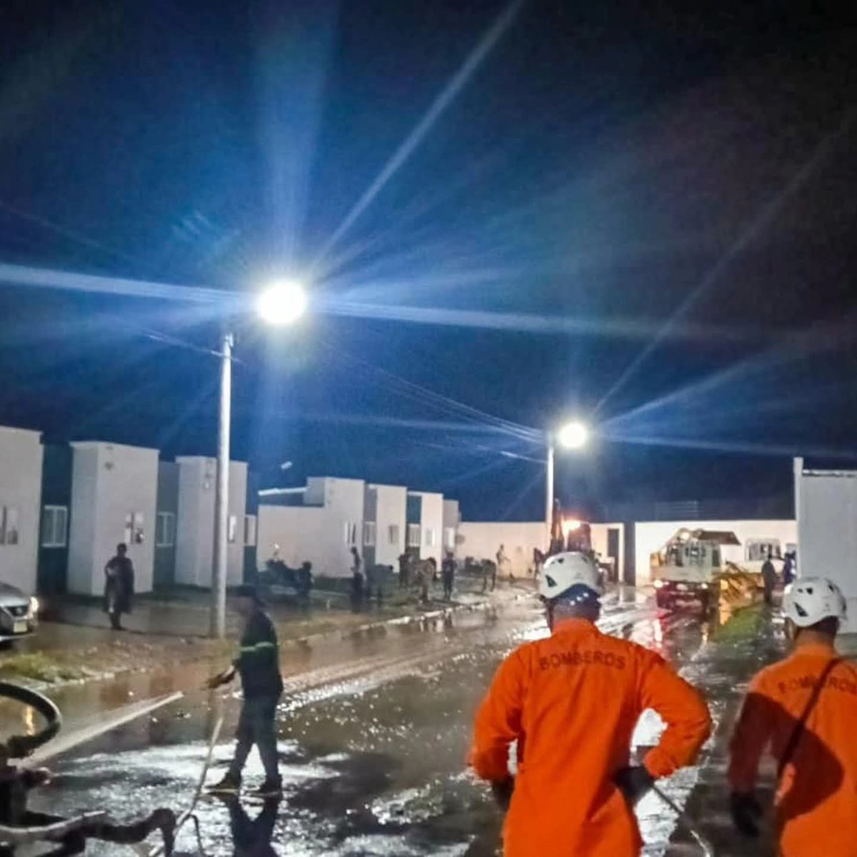 impactossv's tweet photo. #Noticias || Durante la noche, intensas lluvias generaron inundaciones en Ciudad Marsella, ubicada en San Juan Opico, La Libertad Centro. Los sectores más afectados corresponden a los quartiers del 10 al 14.

Ante la emergencia, equipos de primera respuesta se desplazaron de inmediato al lugar. Personal de Protección Civil y del Cuerpo de Bomberos realiza la evaluación de daños, mientras que la empresa constructora ejecuta trabajos de limpieza en la zona.