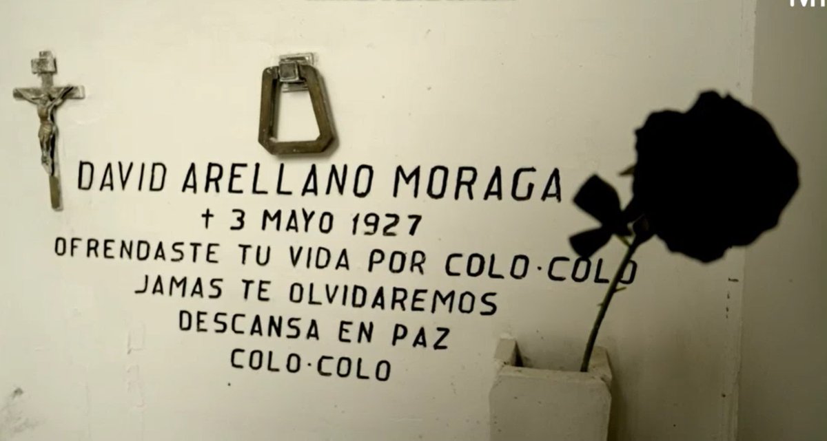 Hanti09's tweet image. - "Al día siguiente debido a la peritonitis yo morí, desde mi muerte Colo-Colo lleva un luto permanente, representado en la cinta negra sobre nuestro escudo"

- "Pero aquí seguiré, vivo en cada camiseta, y seguiré viviendo mientras alguien vista la camiseta de este glorioso club"