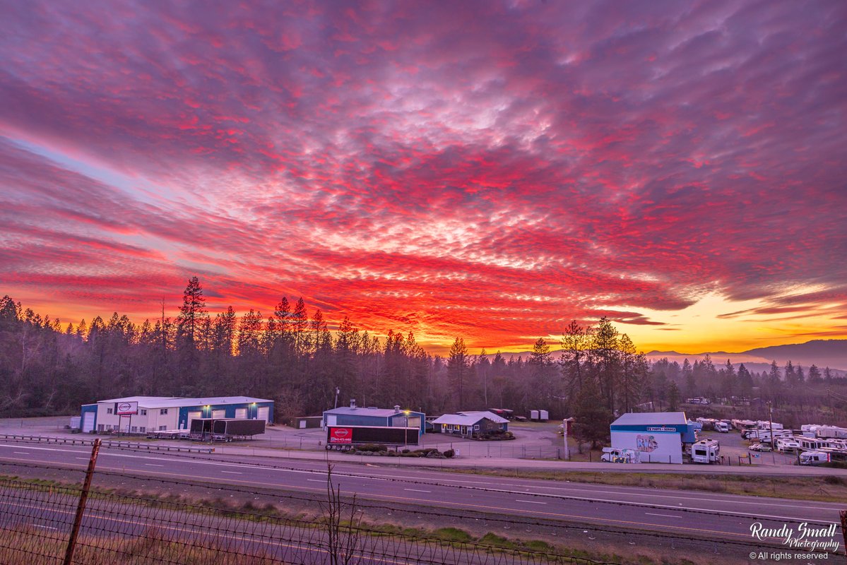 RandySmall's tweet image. WOW! What a sunset tonight from Grants Pass, Oregon! 
#orwx #pnw #grantspass