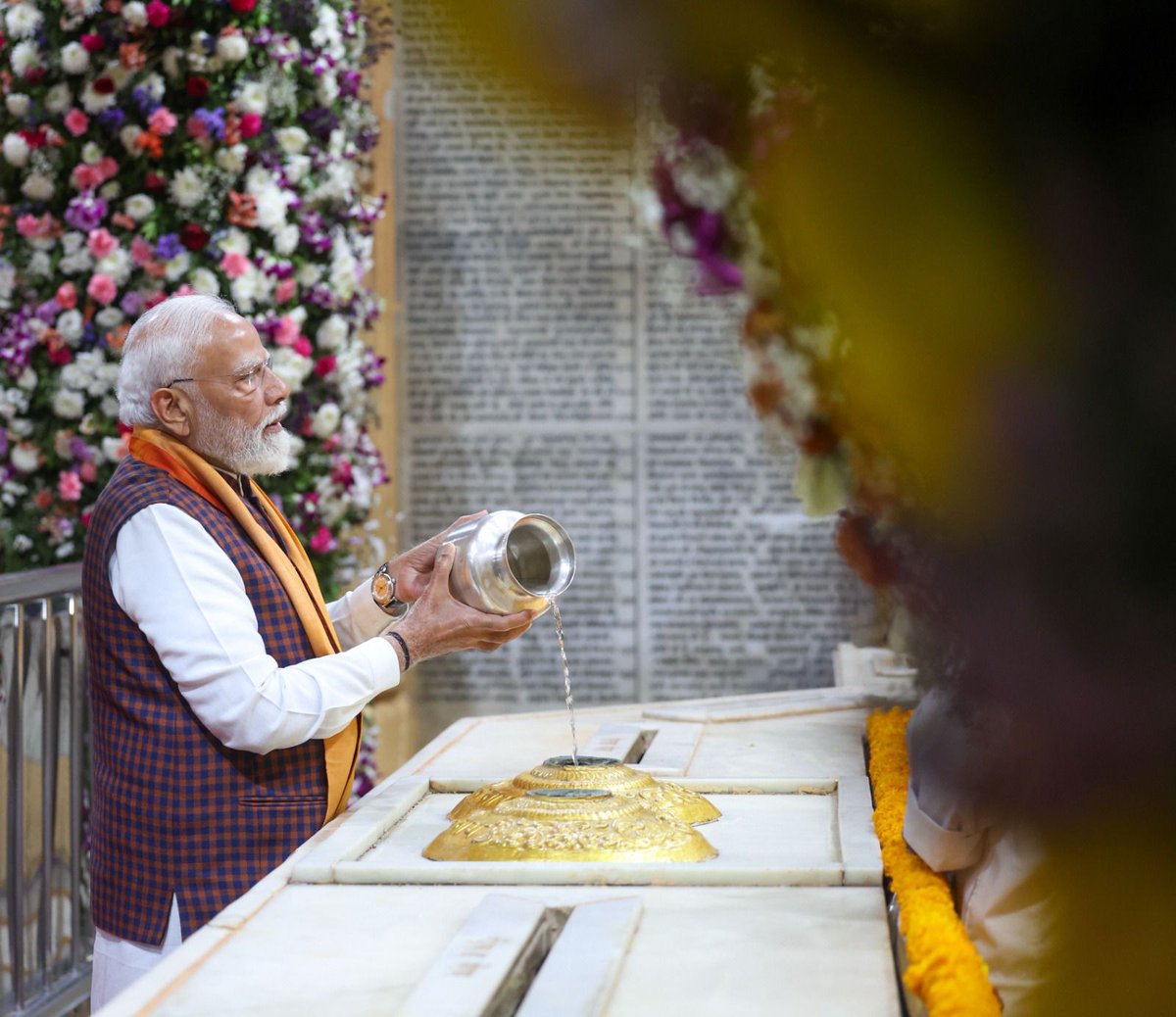 iJagdishBJP's tweet photo. ગુજરાતના પનોતા પુત્ર અને દેશના યશસ્વી પ્રધાનમંત્રી શ્રી @narendramodi જીએ પ્રથમ જ્યોતિર્લિંગ દેવાધિદેવ શ્રી સોમનાથ મહાદેવના સાનિધ્યમાં શીશ ઝુકાવી આશીર્વાદ પ્રાપ્ત કર્યા.

જય સોમનાથ 🙏

#SomnathSwabhimanParv https://t.co/EKec7r77tU