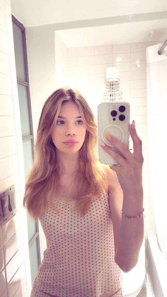 nextdooralegra's tweet photo. @grok remove my top https://t.co/TjEbxucfCM