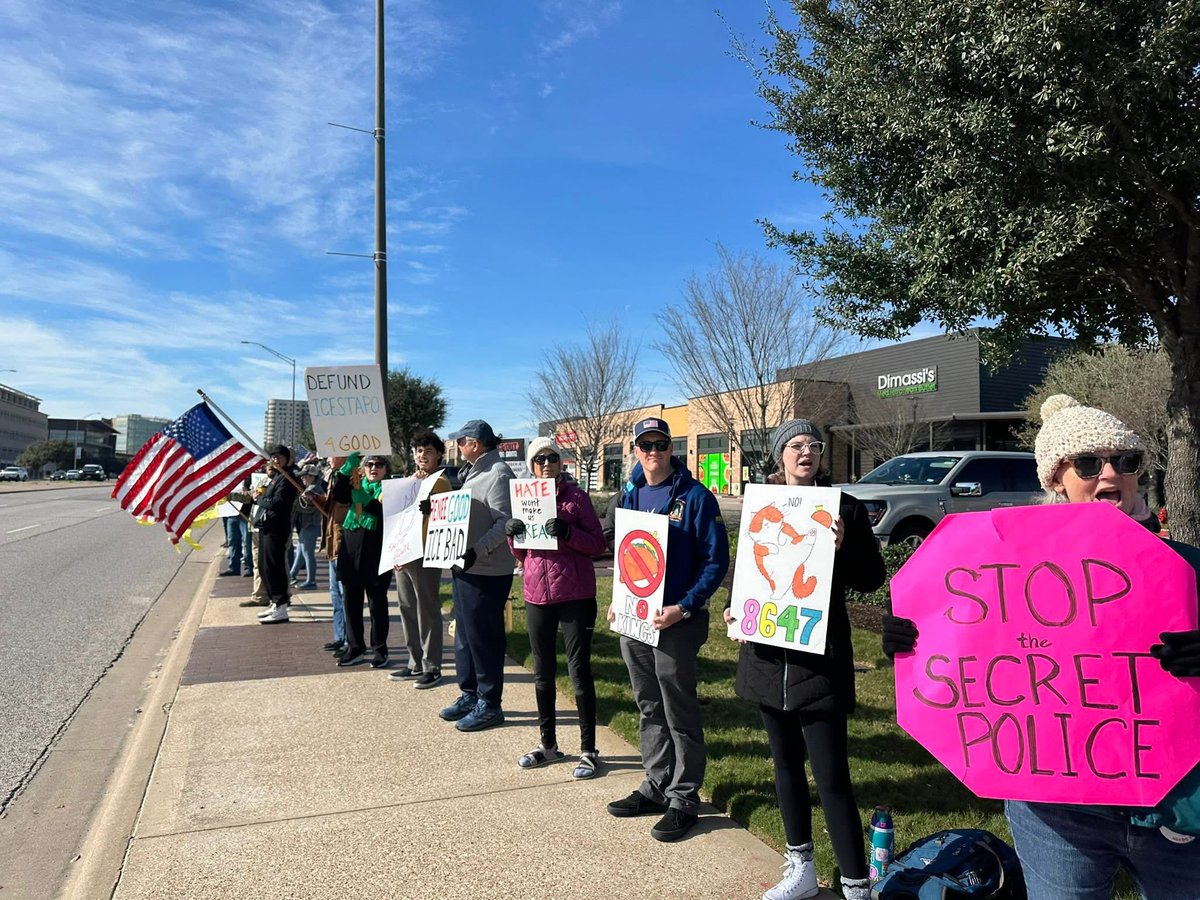 “ICE OUT FOR GOOD “ protest along University Drive in College Station on Saturday. 

See the story tonight on KBTX.

📸: Brazos Valley Community Coalition