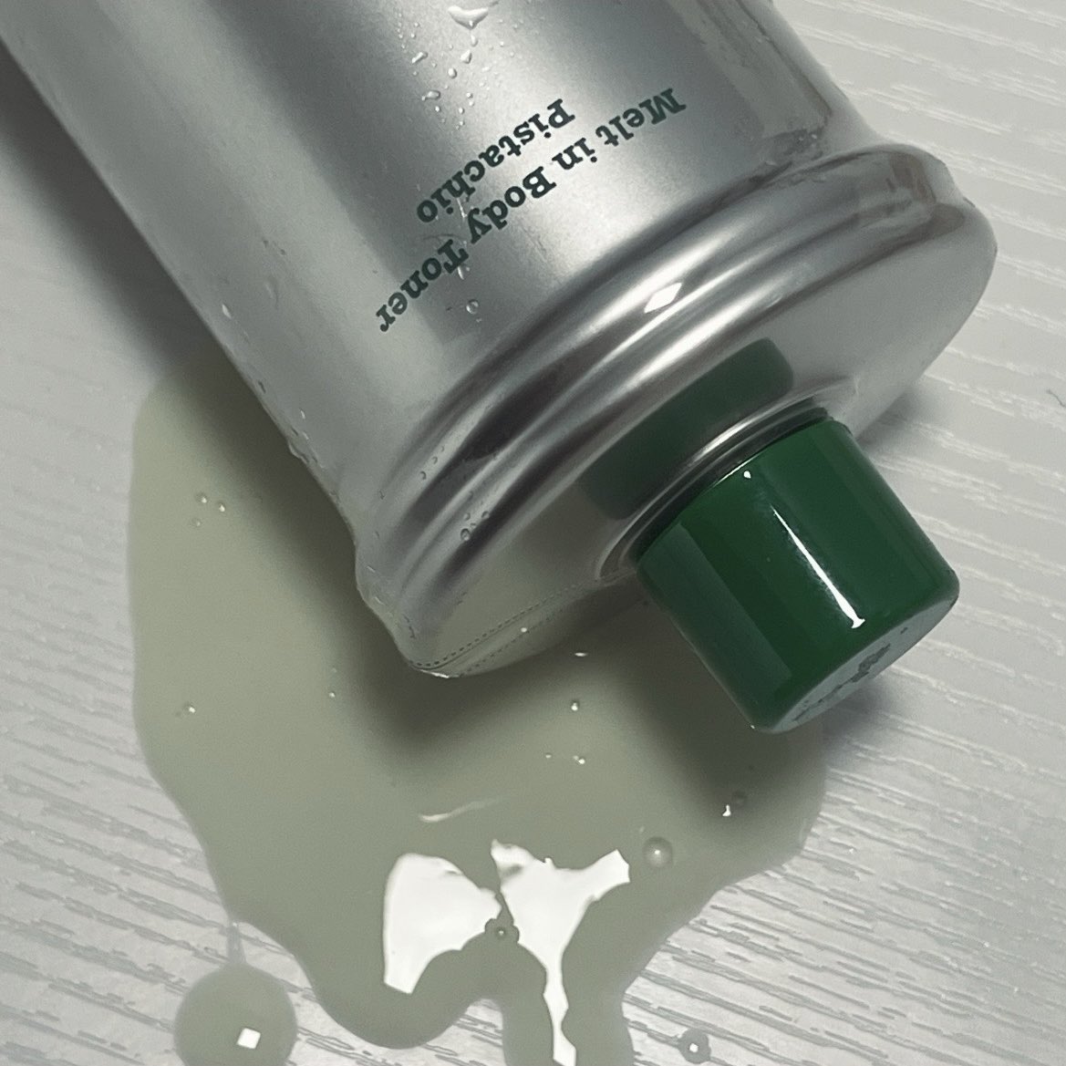 #제품제공 
말차 인증샷 대신 🍐피스타치오 인증샷🍵
New 유행 만들었습니다 (당당)

자연스럽게 흘린 척 바디 토너 자랑하겠습니다

#노크 멜트 인 바디토너 피스타치오향인데
이거 정말 두쫀쿠향이 나요..🥹🤍

금값인 두쫀쿠 대신 
이걸로 인간 두쫀쿠가 되겠습니다.