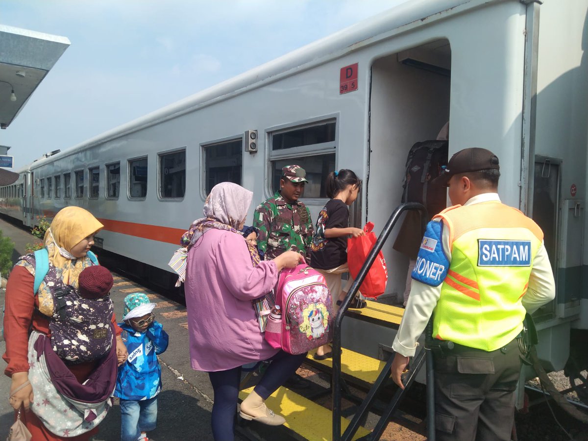 Pastikan Keamanan Warga, Babinsa Pantau Aktivitas Penumpang Kereta di Duduksampeyan garudasatu.id/pastikan-keama…