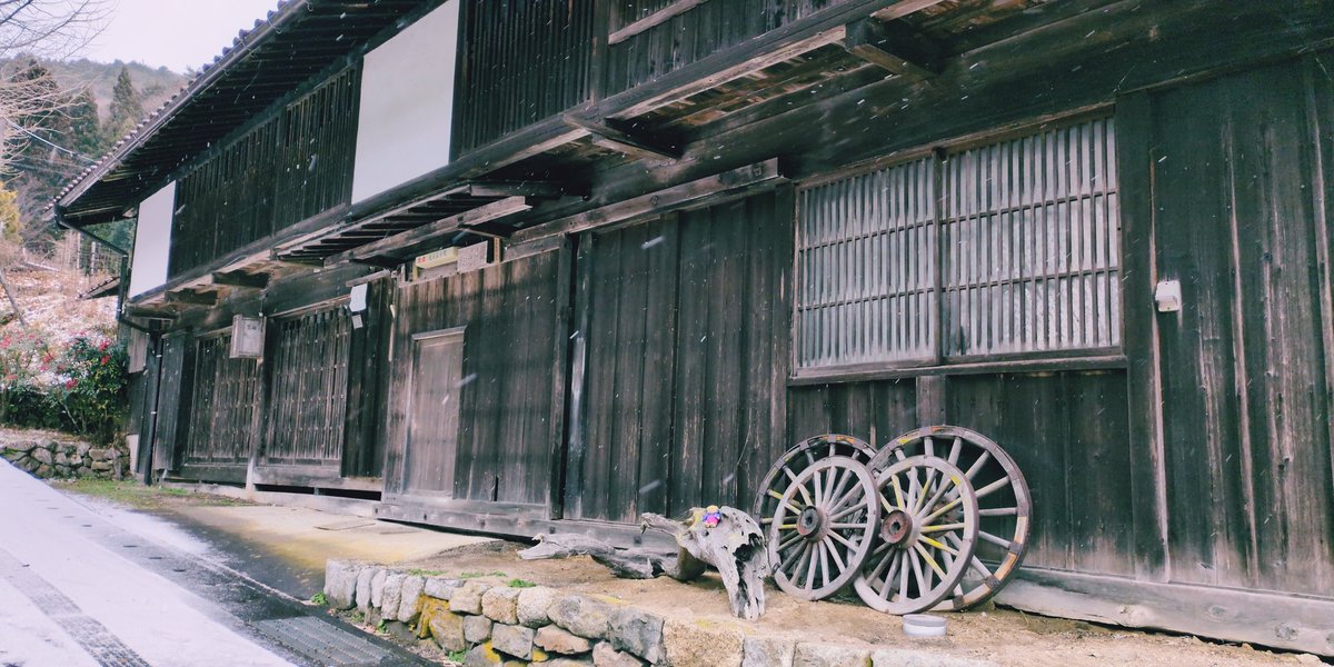 rytalks's tweet image. 今日の午前中の馬籠宿のはずれから馬籠峠までの様子
ちらっと恵那山
途中から天気が悪化
吹雪いて来たので、馬籠峠でハイク終了、バス乗車😅