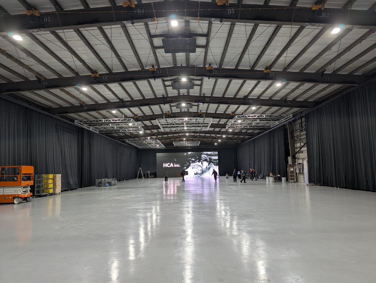 千葉にあるスタジオ訪問。写真はスマホカメラで1.0の標準画角の様子ですが、とにかく広い。引きじりがこんなにある広いスタジオはみたことがない。