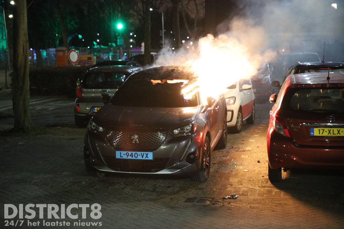 Geparkeerde taxi in brand op parkeerplaats in Delft