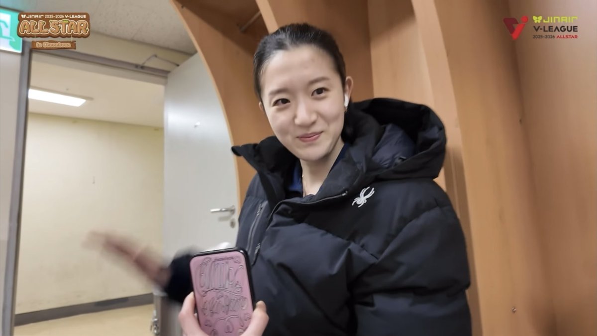 이런 노래 부르라고 해도 뭔가 현타온 기색도 없고 그냥 불러서 스무스하게 끝내버리는 거 왜 웃기지 ㅜㅜ ㅋㅋㅋㅋ 시키면 한다 배구선수