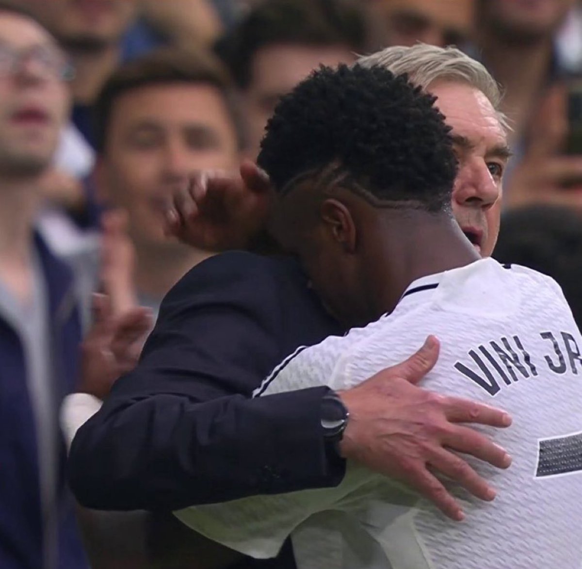 Ciudadanodel_RM's tweet image. Esto es un líder, la temporada pasada cuando se cuestionaba a Ancelotti @vinijr se fue a abrazar a su entrenador después de anotar y también subió una historia en IG agradeciéndole a Lunin por la asistencia.