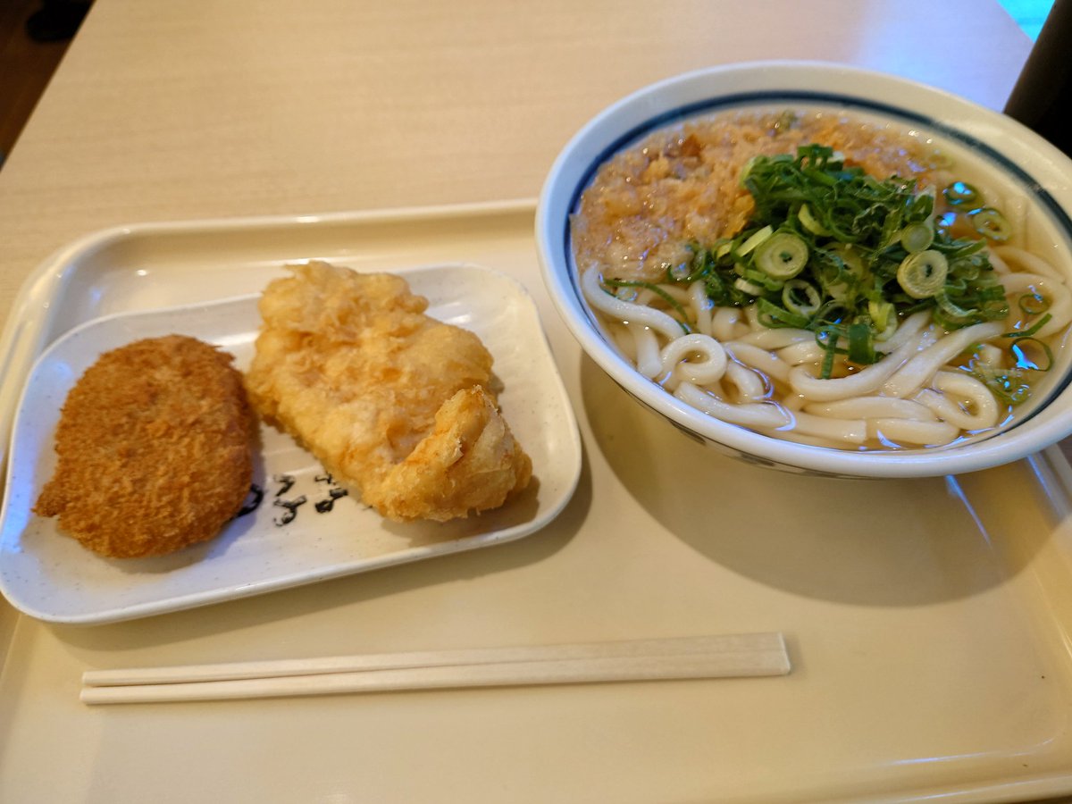 GANP2011's tweet image. 新橋汐留のうどん屋さんでお昼ご飯
かけうどんで暖まりつつ
とり天とコロッケも追加  #タダシメシ