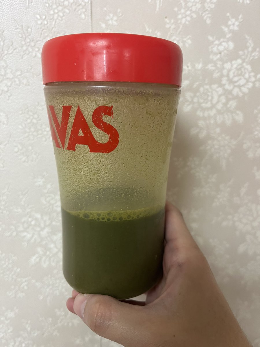 WaLend2016's tweet image. 今日の昼は自作プロテイン。
味は正直微妙、後味も良くない。
ただ、初日で完成するとは思ってない。
ここから調整していく。今日は体の反応を観察。

味・腹持ち・価格。
どれかを我慢する前提に
疑問を感じたから作った。

正解かどうかは、
これからの数字で判断する