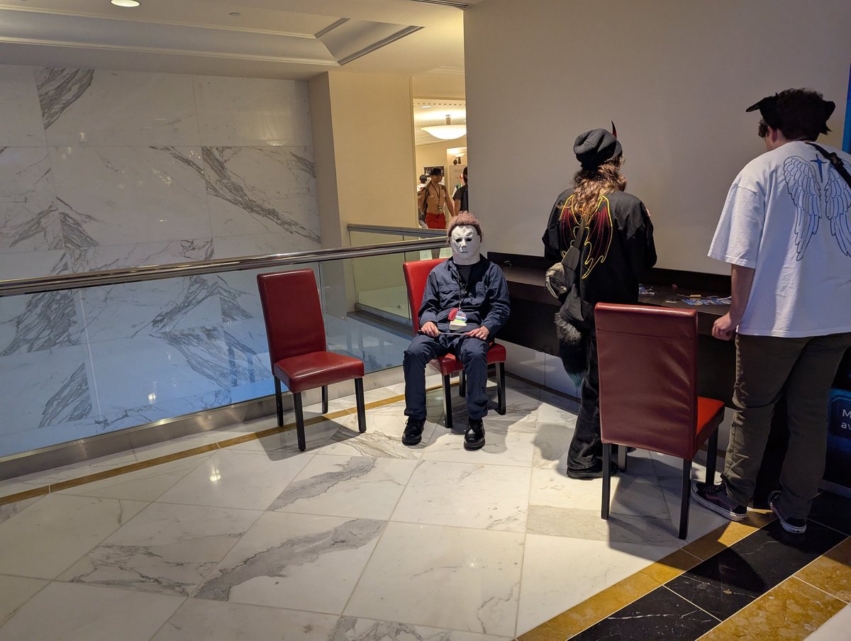 Zingus5's tweet image. This Michael Myers cosplayer at Magfest was sitting completely motionless for like an hour and when I went to show my friends he had vanished without a trace, I'm not sure anybody else was getting into character like this