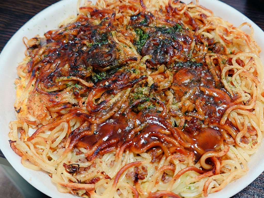 まためっちゃ雪降ってる❄市内の雪の降り方えぐい。そして近所のお好み焼きを持ち帰り。最近はまってる府中焼きにしてみた🤸💕