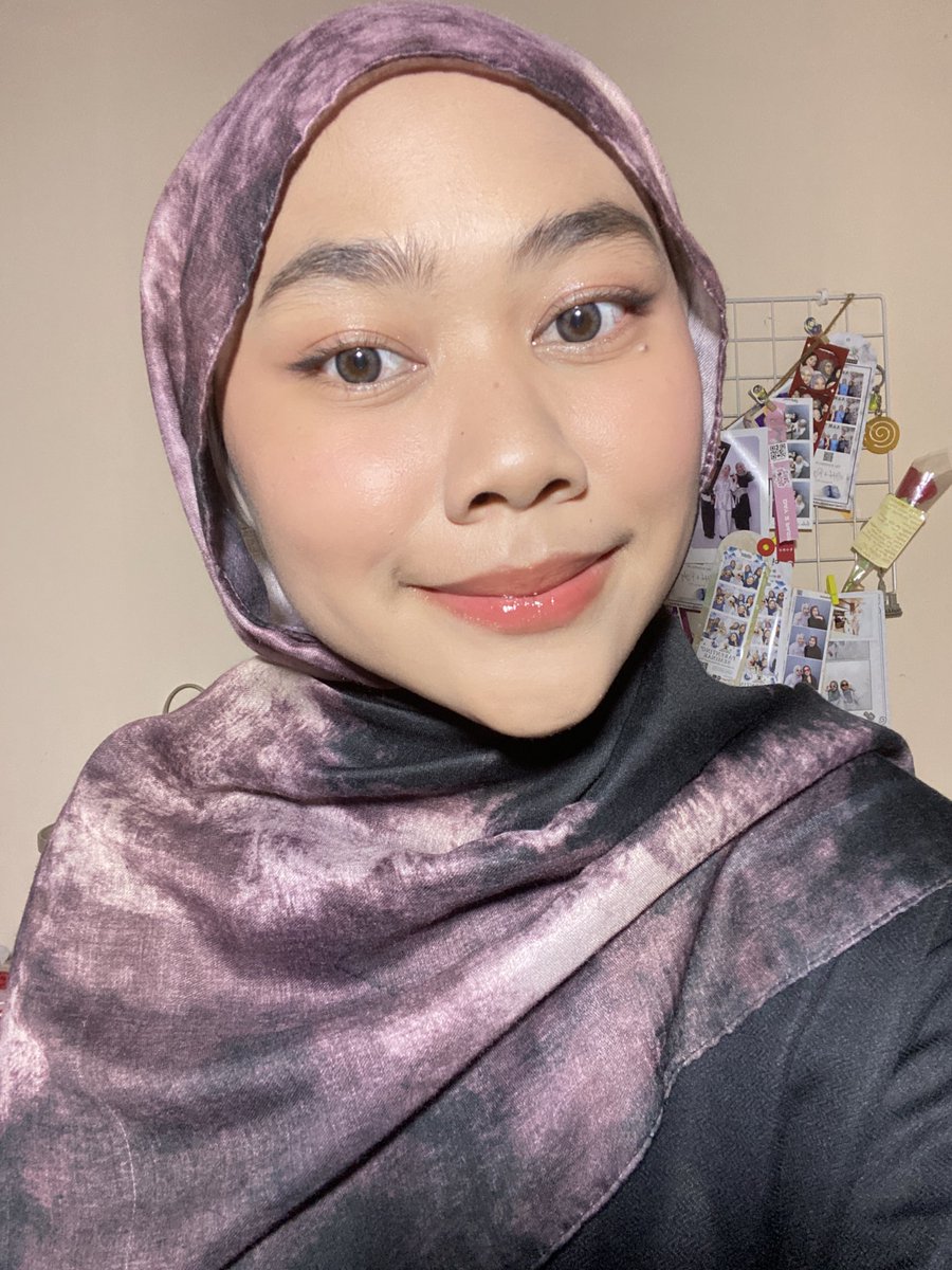 moonlightmoney_'s tweet image. me as a 'lippies glossy holic'💅🏻