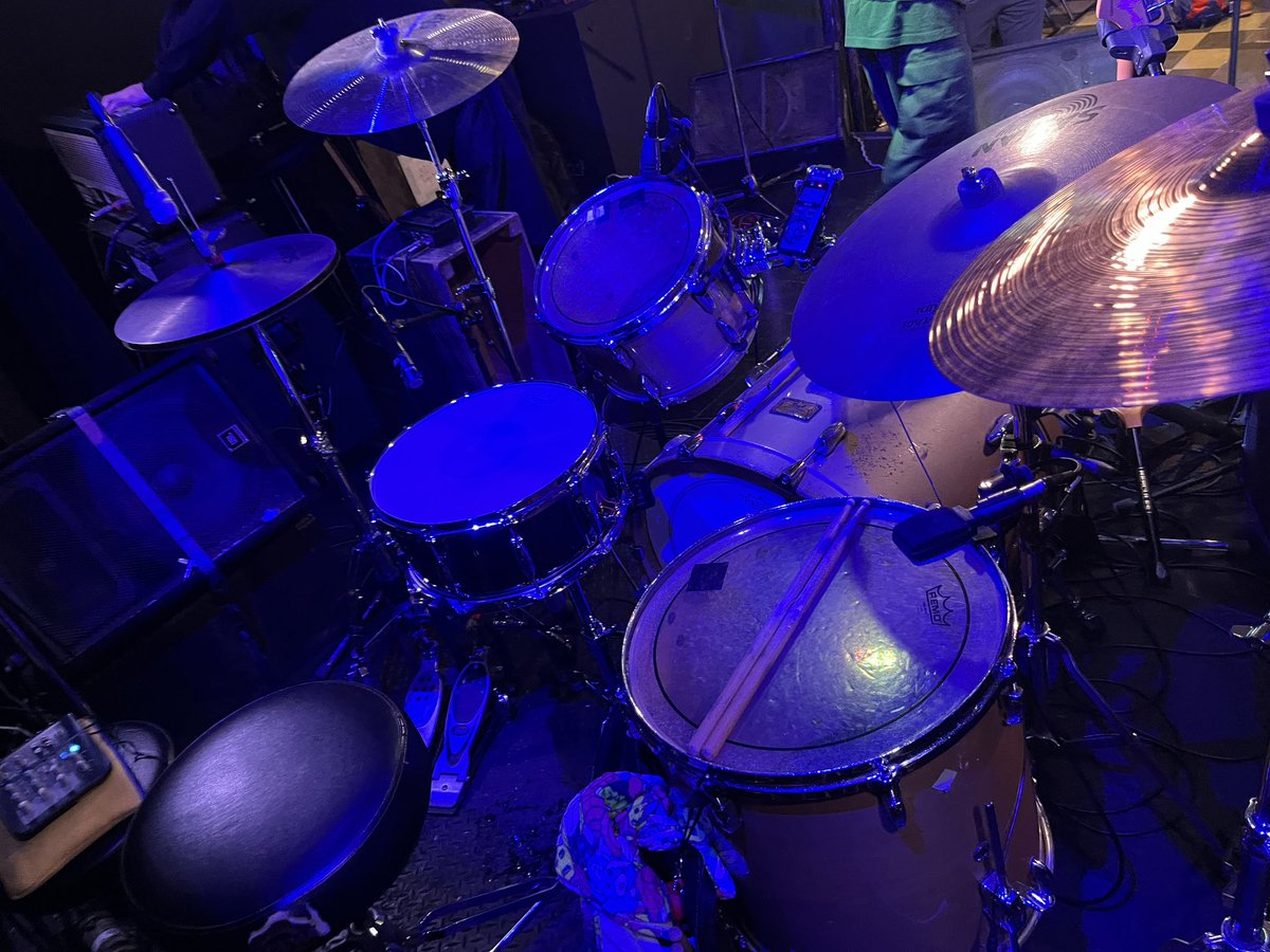 Muttz62's tweet photo. 昨夜は約10年ぶりくらいの四谷アウトブレイクにて、Soonのサポートドラムでした。
観ていただいた皆様、ありがとうございました。
今年初ライブは、今年一年を良い年になるようなライブが出来たかと思います。

まぁ先ほど、スマホ落としてカメラフィルムが割れてしまったんですがね…。 https://t.co/F9hmqzsVbM