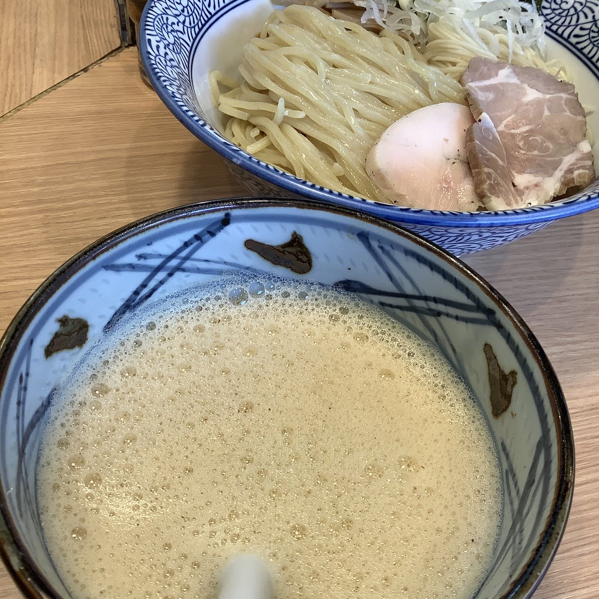 あぁぁ……

らーめん食べたいなぁ

ワンタンをらーめんにカウントしたら
金曜と土曜を跨ぐ時に食べたけれど

中華料理店の五目あんかけそばなら
３日前に食べたけれど

豚骨らーめんなら
４日前に食べたけれど

つけ麺なら
５日前に食べたけれど

澄んだスープのもっちり麺
出来れば塩、食べたいなあ