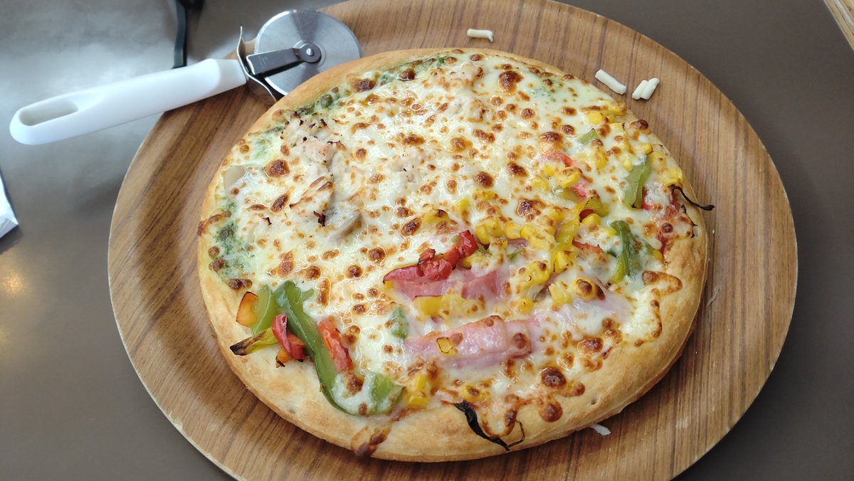 o_clock's tweet image. これは好きな具材を好きなだけ盛ったピザ