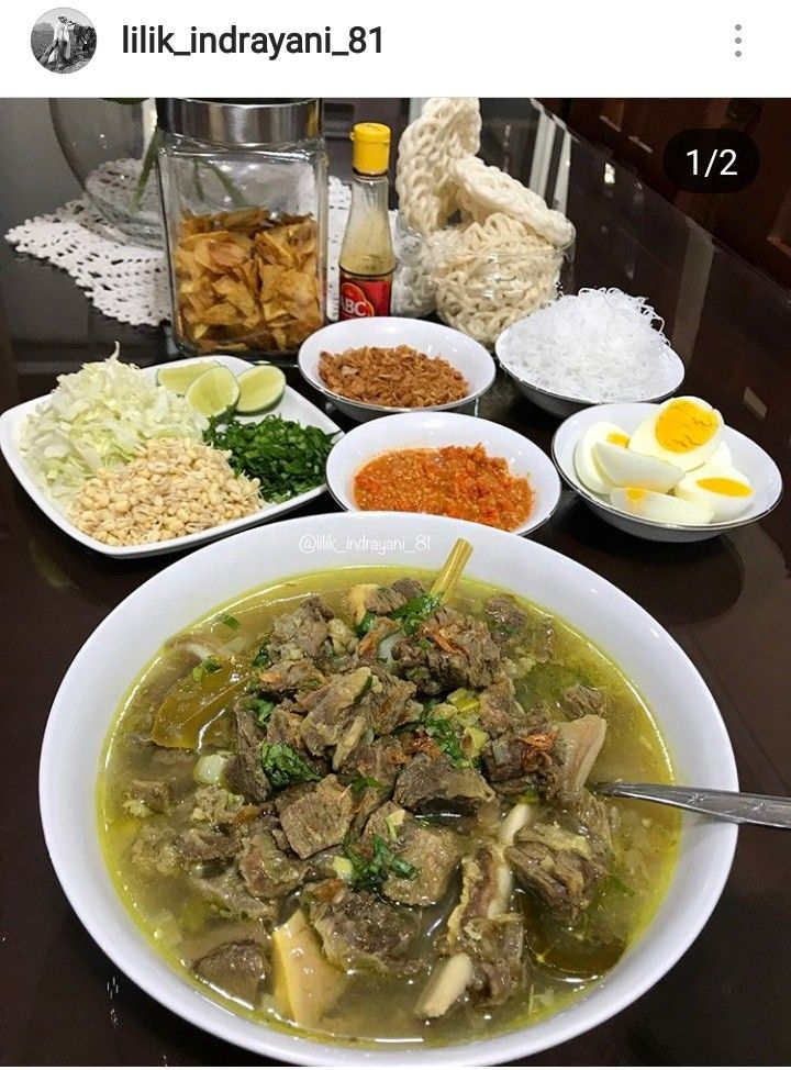 ADHlNATA's tweet image. Menyiapkan sendiri dengan tangan mereka, mempersembahkan makanan terbaik untuk keluarga besar Adhinata. 

Seperti pagi ini, di hari terakhir mereka berkumpul memasak soto lamongan. Soto dengan dua versi masak dengan ayam dan daging sapi.