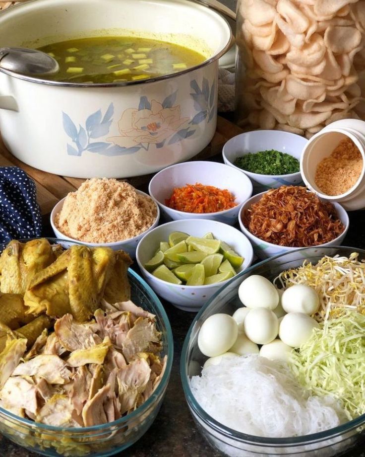 ADHlNATA's tweet image. Menyiapkan sendiri dengan tangan mereka, mempersembahkan makanan terbaik untuk keluarga besar Adhinata. 

Seperti pagi ini, di hari terakhir mereka berkumpul memasak soto lamongan. Soto dengan dua versi masak dengan ayam dan daging sapi.