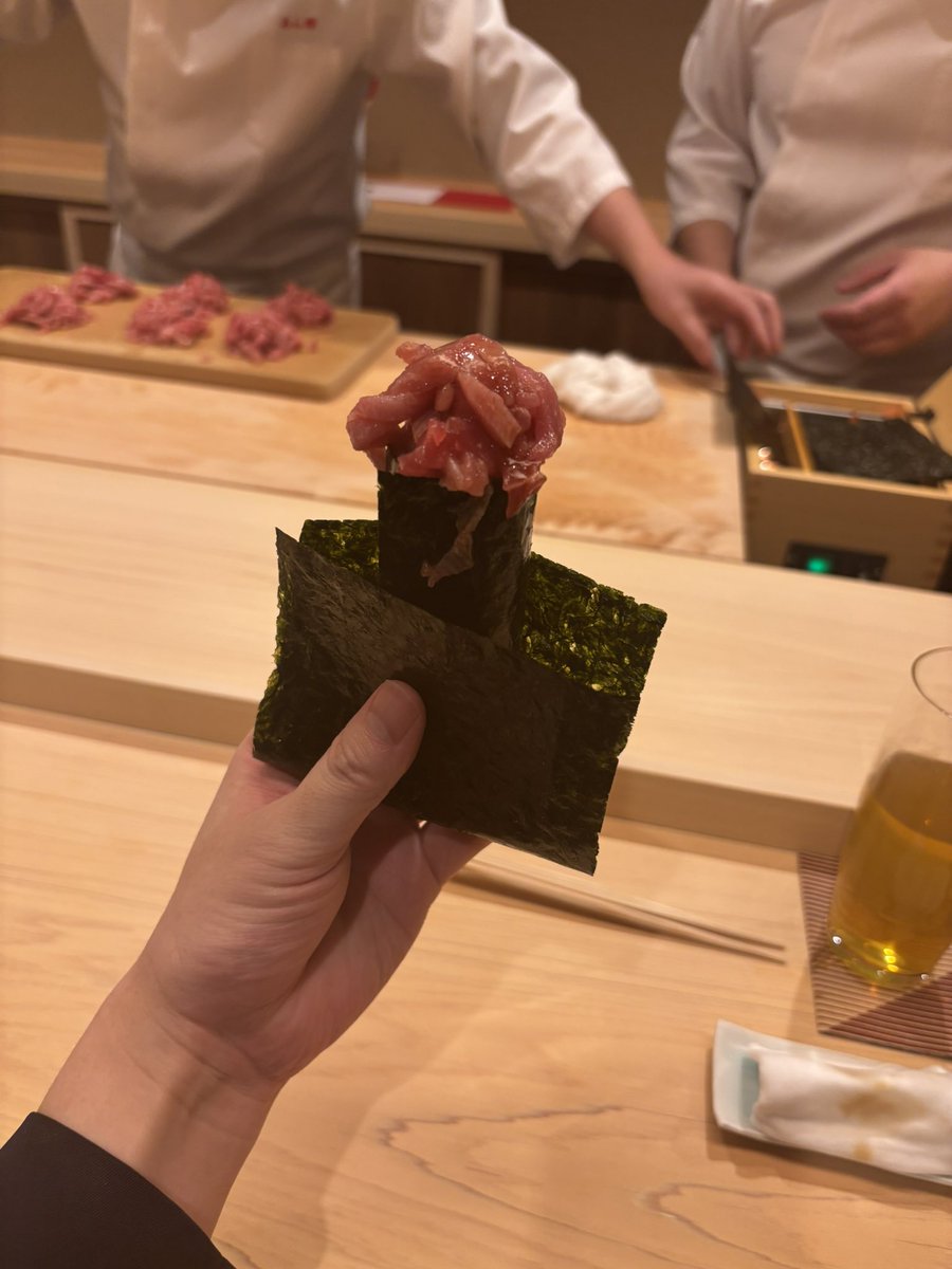 sushitar0's tweet image. あら輝
📍赤坂
☎️常連のみ
💴8.0万円
日本と海外でミシュラン3つ星をとったあら輝が満を持して日本凱旋。格式高い接客と軽快な荒木さんのトークの接客レベルは世界最高水準。石司の最高の鮪6カンとイノシン酸とグルタミン酸を組み合わせた爆発的な旨みを引き出す仕込みのネタの握りの連続は感動します