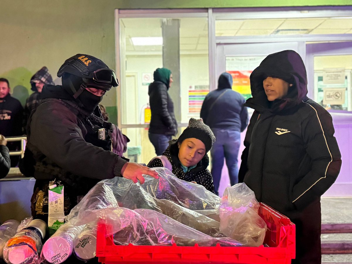 Ante las bajas temperaturas, esta noche la Comisaría de Seguridad, encabezada por el Comisionado Miguel Ángel Garza Félix, acudió a la Clínica 1 del IMSS con una acción de proximidad social en áreas de urgencias y maternidad, donde se entregó café y pan a familias presentes.