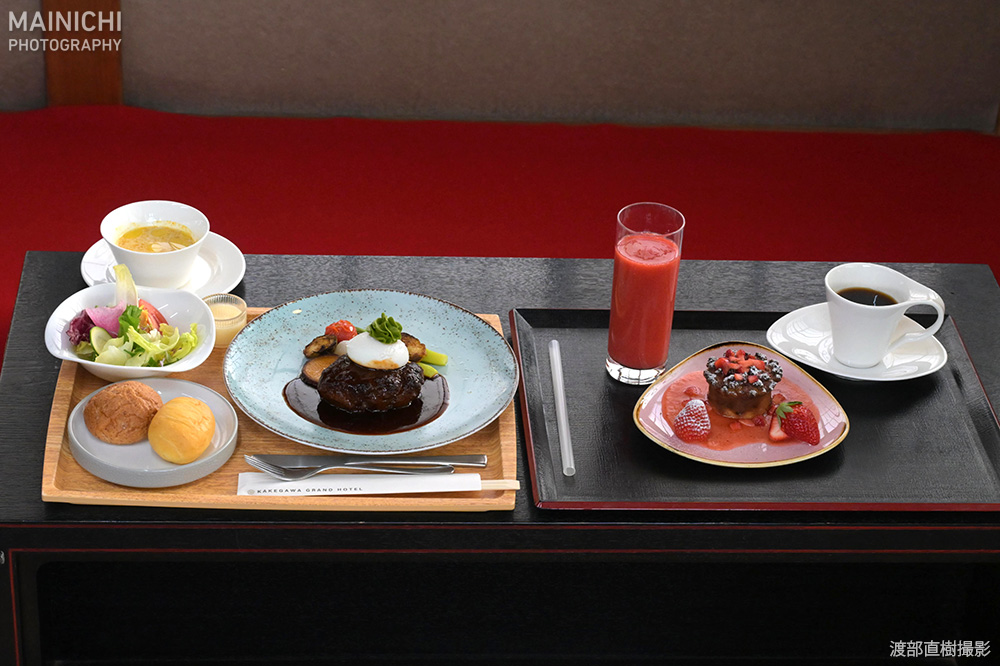 将棋王将戦の第1局。1日目の昼食は、藤井聡太王将が「掛川牛を使った本格麻婆豆腐」（左）、永瀬拓矢九段は「掛川牛のハンバーグステーキ」などを頼みました。

料理の詳細は写真特集でmainichi.jp/graphs/2026011…
#王将戦 #将棋メシ