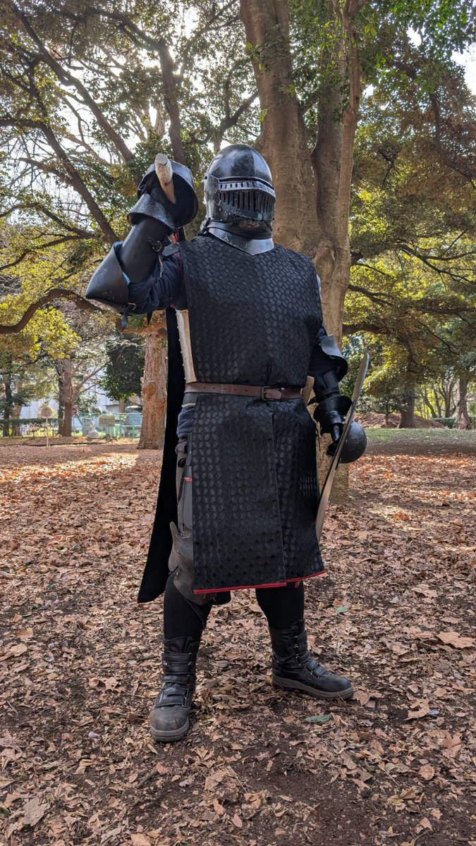 kannoke6's tweet image. オーダーメイドをお願いしてたサーコートを受領したんだけど、カッコよすぎて変な笑いが出る