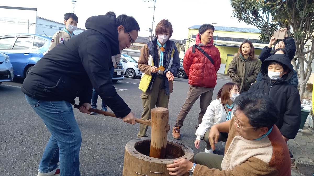 fukushimabvs1's tweet photo. 恒例の合同新年会！

各隊の活動の様子を映像で披露

次は、早速楽しみにしていた #お餅つき 
小さなスカウトは千本杵で
仕上げはリーダーや保護者様が餅をつき上げます

お雑煮やカレー、きな粉やあんこ
今年はコチジャンやお好み焼きソースといった特別トッピングでいただきました！ https://t.co/lwYjhdsGtp