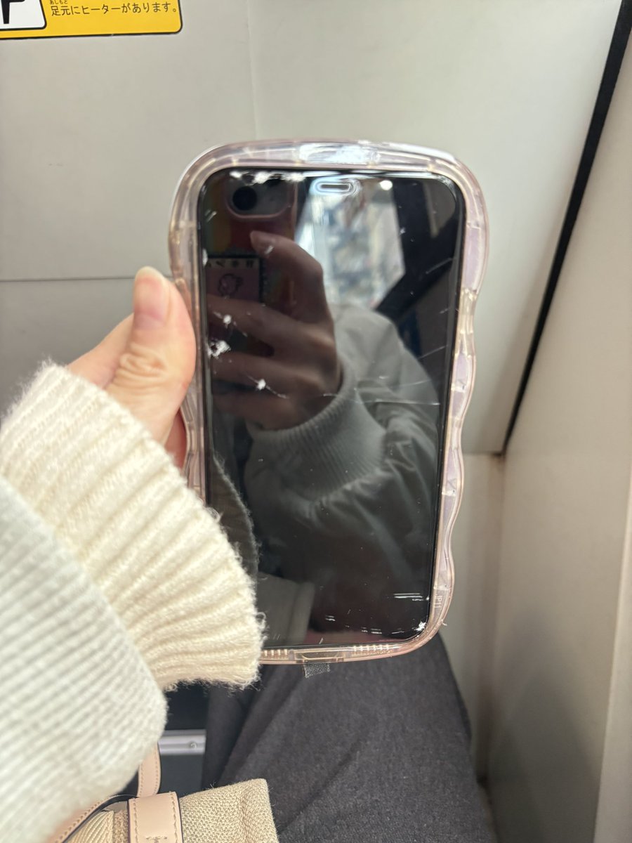 mi_FRDC's tweet image. 今朝やっと保護シート貼り替えたのにもう落として割れたギリギリでいつも生きているとこういうことになるんだねポッケに携帯入れて走るの本当にやめた方がいい。
