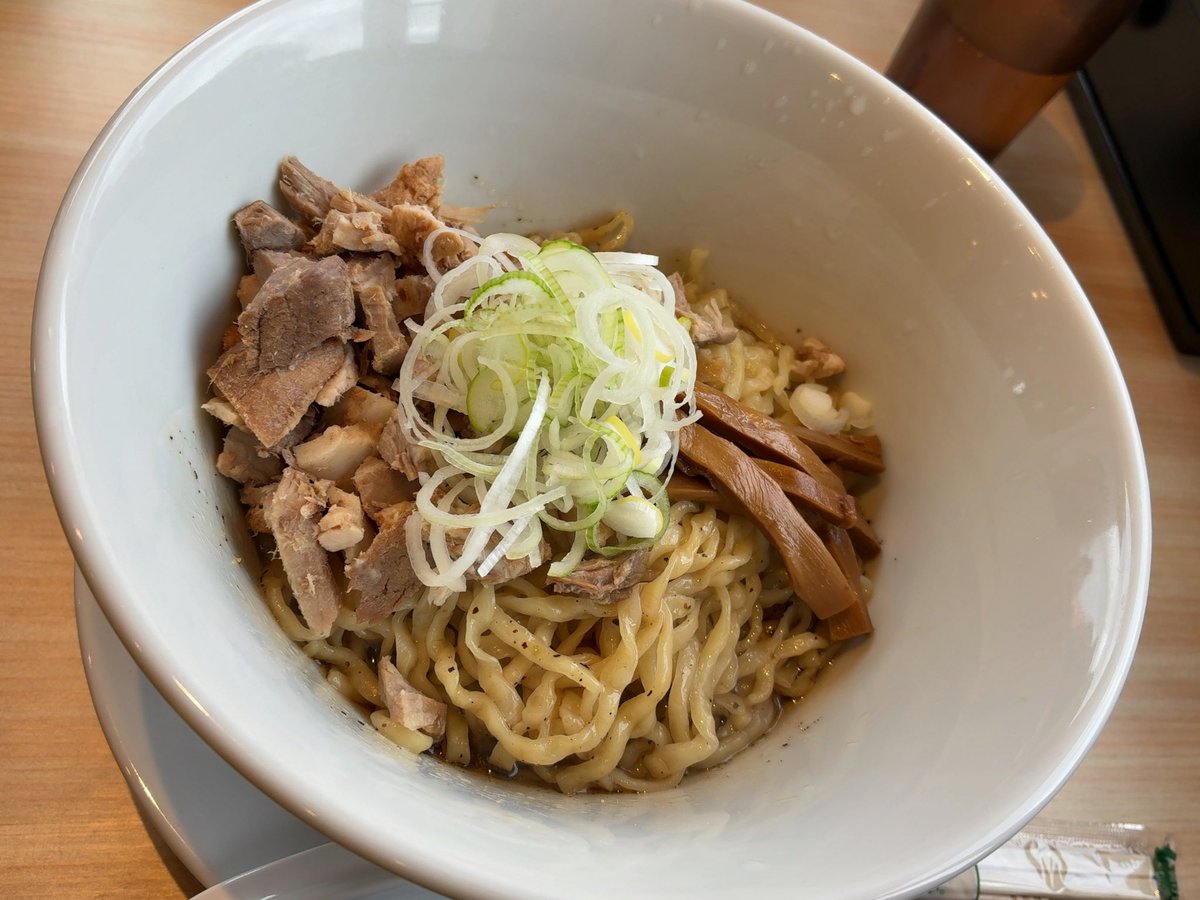 HeroGohan64's tweet photo. 郡山市安積町
うえんで郡山安積店
鶏油そば 大盛 1050円
☆☆☆☆☆
めちゃくちゃ久しぶりの鶏油そば。
大好き＆美味しすぎて、味変の追い酢＆追い花山椒をする前に食べ切りそうになった。 https://t.co/lYYDkt1YfV