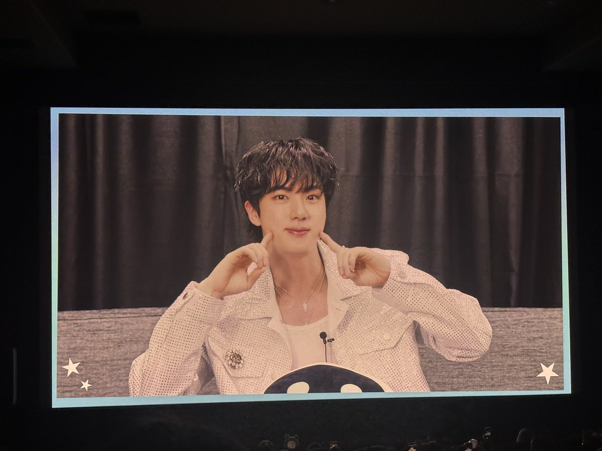 今回はシャッターチャンス逃さなかった！！！笑笑
やっぱキムソクジン、かっこいいし可愛いしおもしろいからほんとズルい。笑笑😂（大好き）
めちゃ掛け声もしたし歌ったけど周りがおとなしくて1人はしゃいでるみたいになってもたwノリノリな人が周りにいてほしすぎる応援上映📣