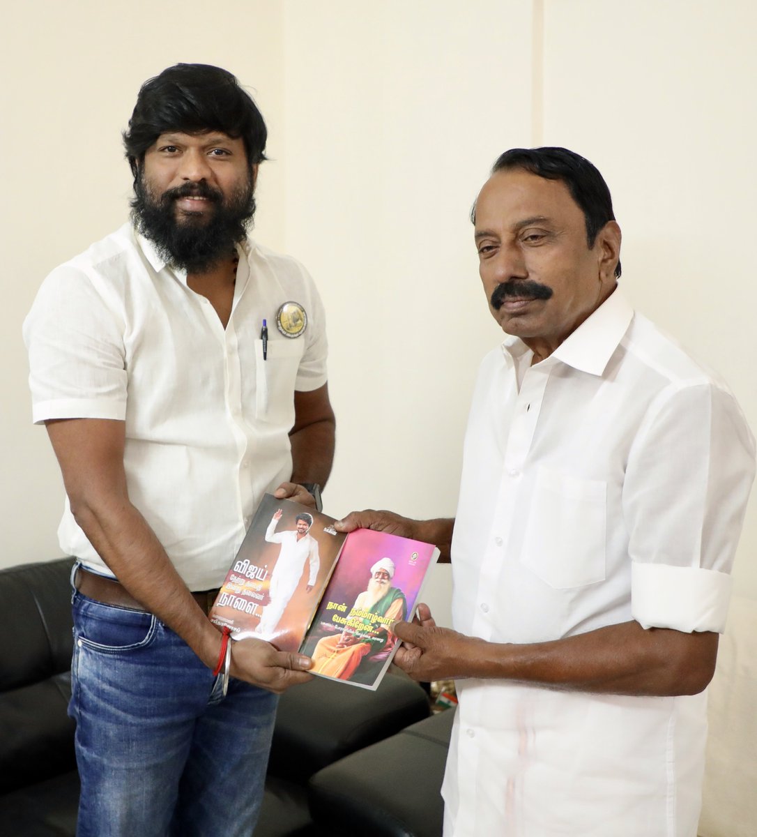 soundar4uall's tweet photo. நேற்று காலை நமது #தமிழக_வெற்றிக்_கழகத்தின் உயர்மட்ட மாநில நிர்வாக குழுவின் தலைமை ஒருங்கிணைப்பாளரும், கொங்கு மண்டல அமைப்பு பொதுச்செயலாளருமான கே.ஏ.செங்கோட்டையன் @KASengottaiyan அண்ணன் அவர்களை அவரது இல்லத்தில் சந்தித்து வணங்கி பிறந்தநாள் நல்வாழ்த்துக்கள் தெரிவித்தபோது 💐🙏 

#SoundaraRaja
#MannukkumMakkalukkum
 #TVKVijay #TVK