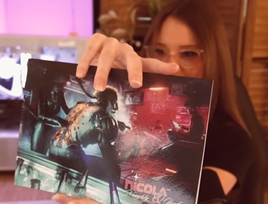 SlowWalkthrough's tweet image. Received a late christmas package from my favourite game devs of all time 💛

Thank you so much @CyberpunkGame team, best possible end to my 2025!