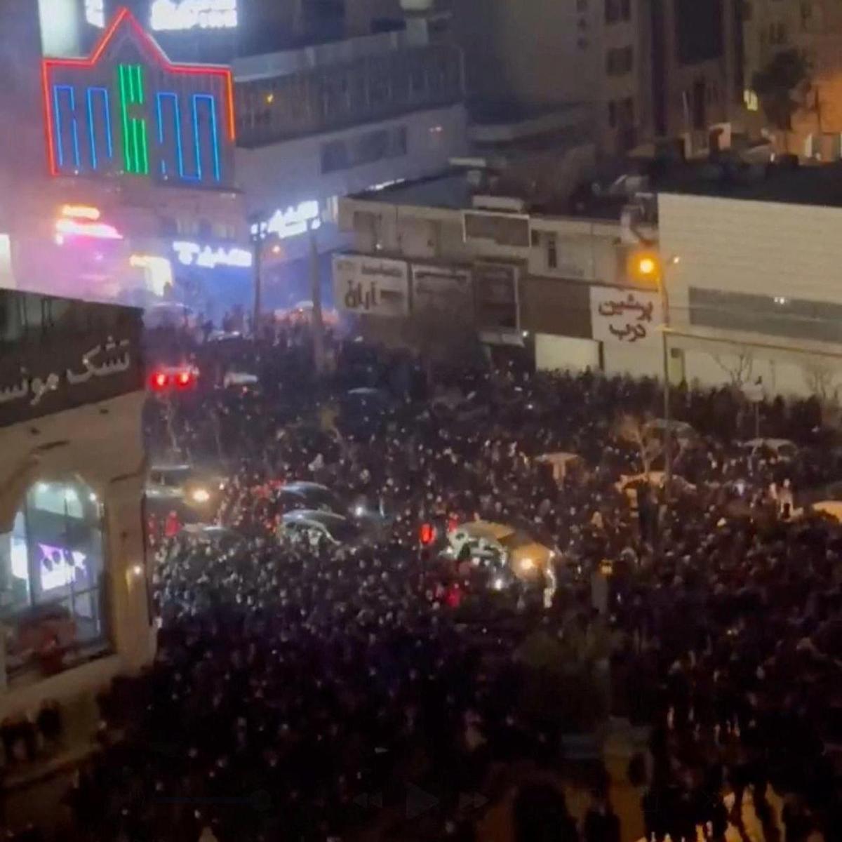 Cal donar tot el suport moral i logístic a la contestació antiteocràtica iraniana. Sense mediar-hi altres consideracions ni fer malabars ideològics. Per descomptat.