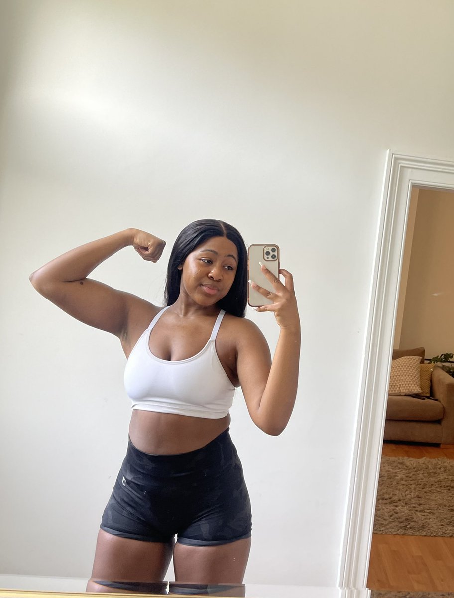 khaiyamckenzie's tweet image. in both pictures I was training 4x a week but what I wasn’t doing was calorie tracking (in a deficit) and focusing on my steps 

left was 3 years ago. right was yesterday 

the time is going to pass anyway, you might aswell try and achieve your goal