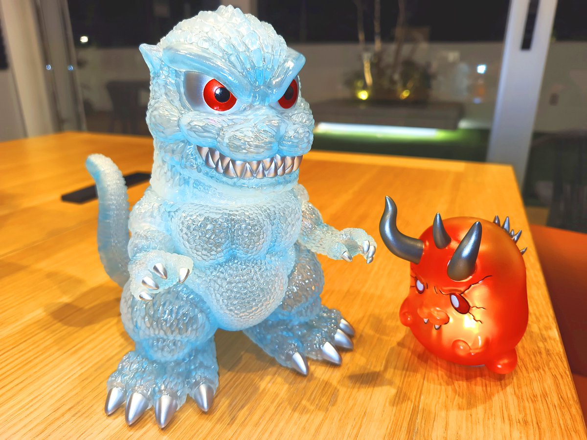 新生璃人/作家・監督/Toyメーカー・バーニングキングダム代表(ヴェム