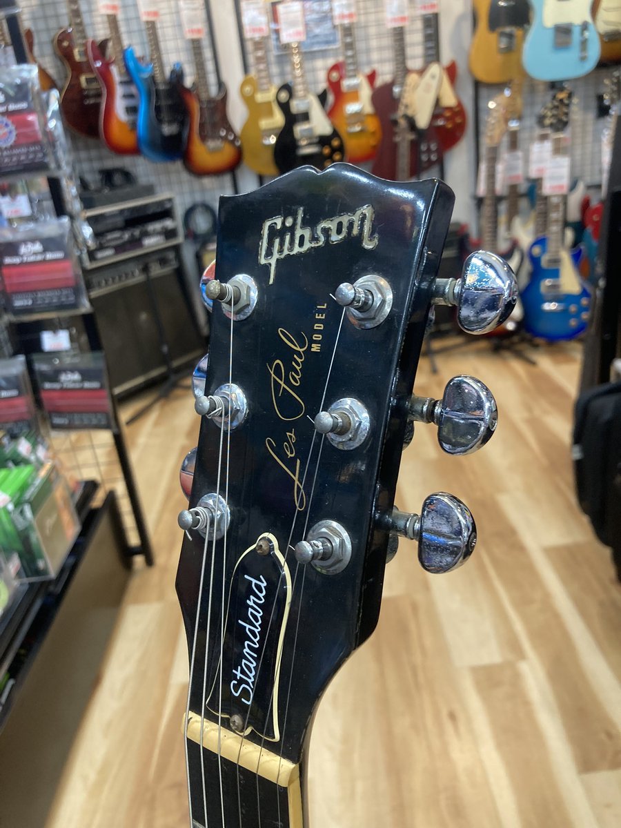 今日はレスポールが続きます！！シリアルからすると1986年製のエボニー