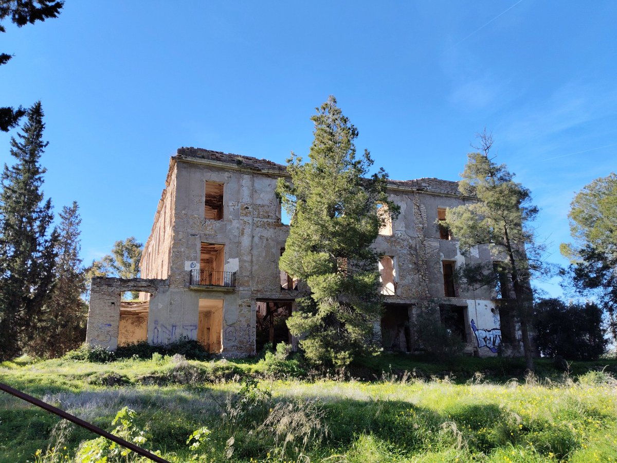 Perdemos nuestra Historia en Región de Murcia.

El orfanato de El Valle se cae a trozos estando junto a 3 edificios medioambientales. La Administración podría recuperarlo para sede administrativa o albergue o educación ambiental¡No lo hará!

Dejarán que caiga o darán uso privado.