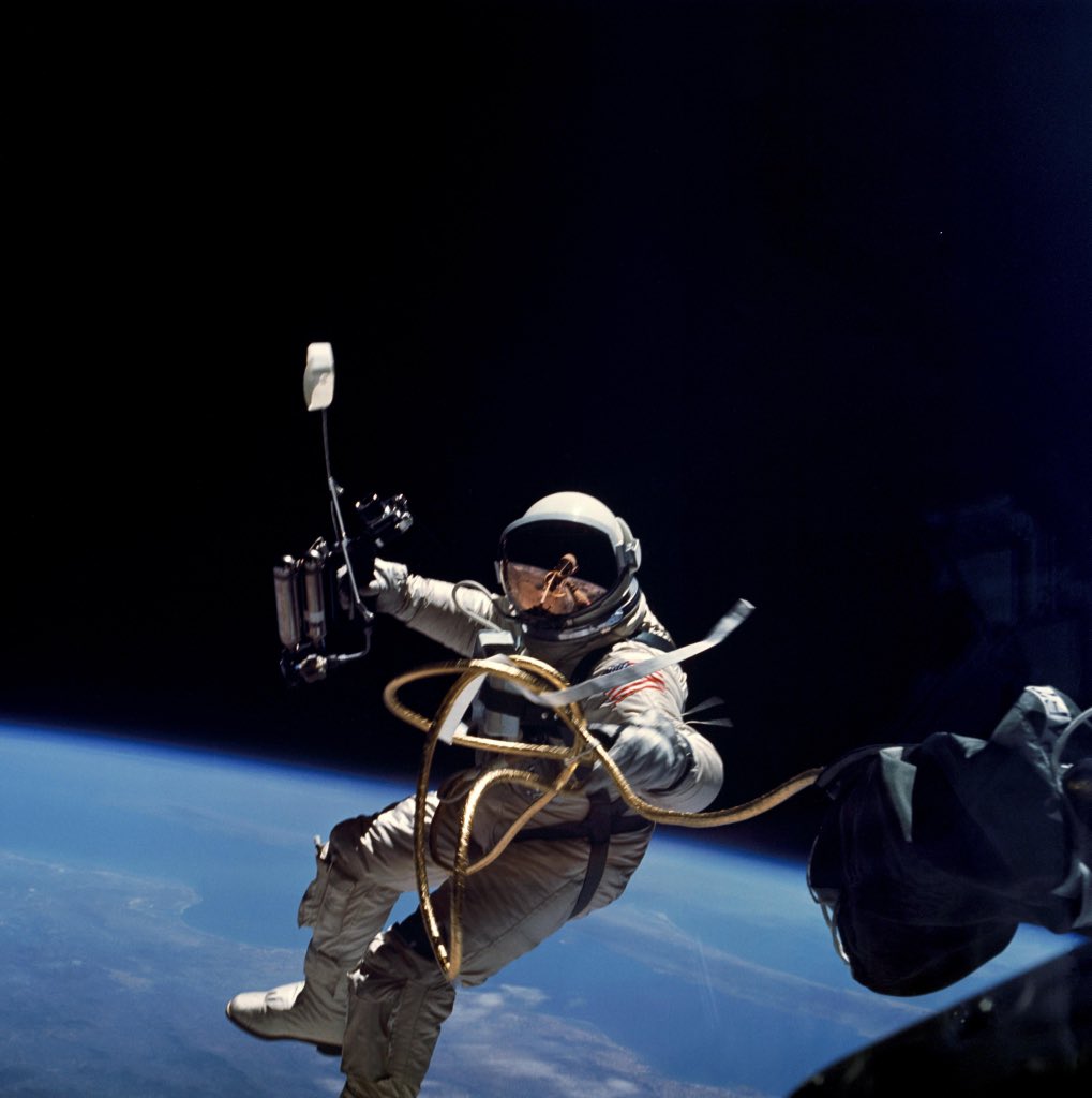 _astro_geek's tweet image. Le 3 juin 1965, pendant la mission Gemini 4, Edward White réalise la première sortie extravéhiculaire d'un américain.

CREDIT : NASA
