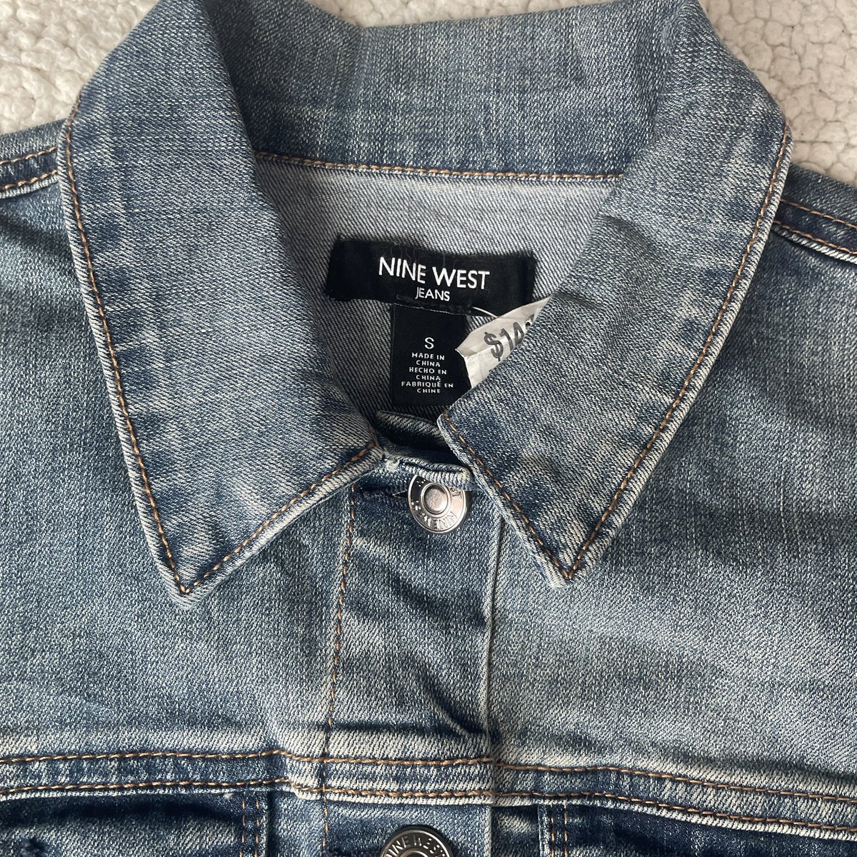 เสื้อแจ็คเก็ตยีนส์ NINE WEST

Size: อก36 ยาว  20  

Price: 250.-

#เสื้อผ้ามือสอง #ส่งต่อเสื้อผ้ามือ2 #ส่งต่อเสื้อผ้ามือสอง #ส่งต่อเสื้อผ้า #vghbkk #stylistshop #ส่งต่อuniqlo #ส่งต่อhm #เสื้อแจ็คเก็ตยีนส์ #แจ็คเก็ตยีนส์ #ส่งต่อninewest