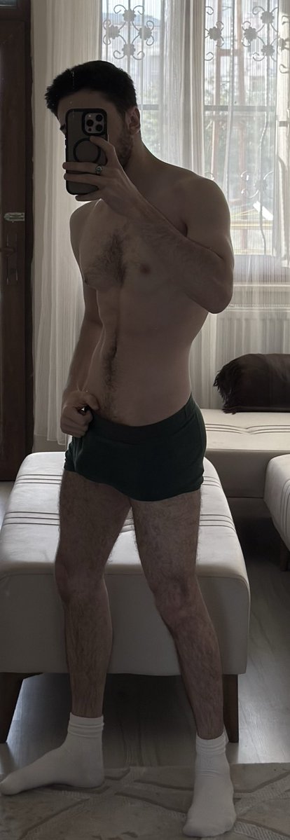 Turquoisee0's tweet image. Beyaz çorap candır 😁