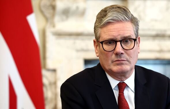 BROKENBRITAIN0's tweet image. 🚨BREAKING: It is being reported that Keir Starmer, along witht the rest of NATO, are ready to send troops to Greenland to fight AGAINST the U.S. forces 🇬🇧 🇺🇸 

Not only has Keir Starmer RUINED the U.S. and the UKs special relationship, he is now flirting with WAR with america ⚠️