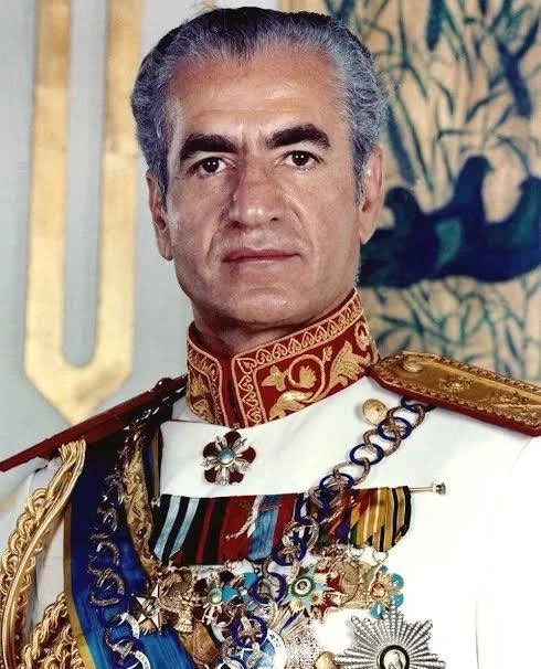 EEUU quiso siempre la democracia para Irán, por eso en 1953 organizó un golpe de estado para derrocar al Presidente democráticamente elegido para poner en su lugar la dictadura del Sha. Su error había sido nacionalizar el petroleo.